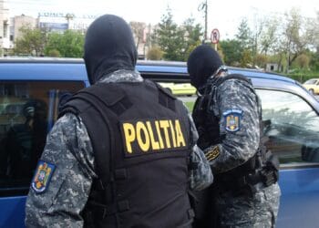 Reținuți pentru trafic de droguri de risc și mare risc. Un inculpat a aruncat droguri pe geam pentru a scăpa de probe