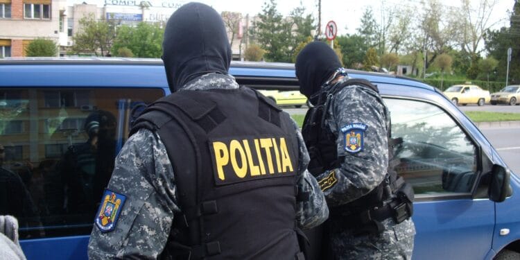 Reținuți pentru trafic de droguri de risc și mare risc. Un inculpat a aruncat droguri pe geam pentru a scăpa de probe