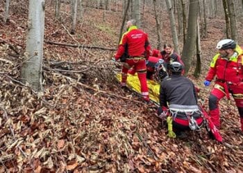 Salvamontiștii au salvat un bărbat rănit grav! Acțiunea a durat mai bine de două ore!