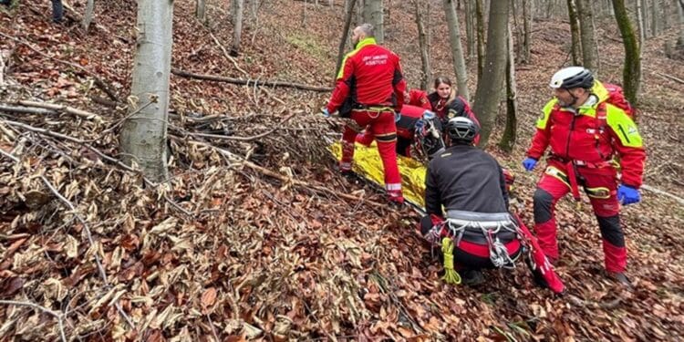 Salvamontiștii au salvat un bărbat rănit grav! Acțiunea a durat mai bine de două ore!