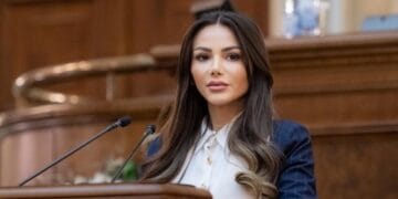 SCANDAL MONSTRU! Senatoare snopită în bătaie cu ranga de soția unui afacerist aflat în divorț! Mașina parlamentarei, făcută zob!