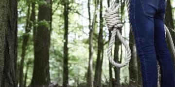 Tragedie. Un bărbat de 44 de ani a fost găsit spânzurat într-un camping. Poliția a deschis o anchetă