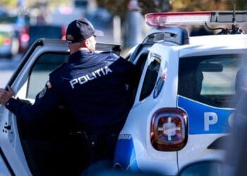 O tânără a fost sechestrată de fostul iubit. A reușit să scape după ce a cerut ajutorul angajaților unei benzinării!