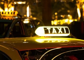 Taximetrist agresat! Clientul i-a furat mașina și a circulat cu numere false!