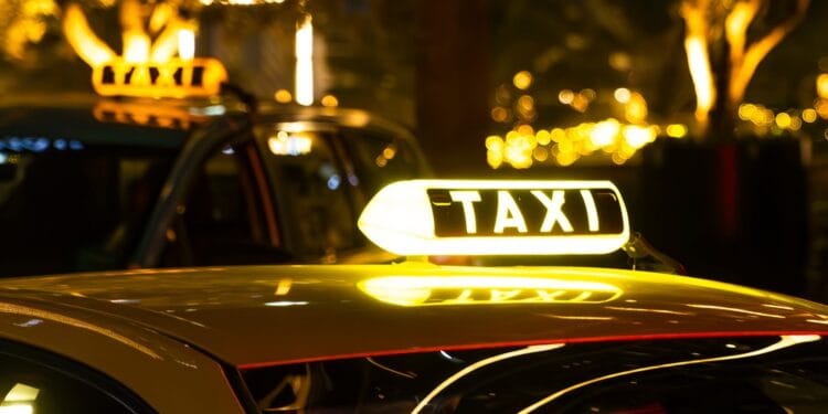 Taximetrist agresat! Clientul i-a furat mașina și a circulat cu numere false!