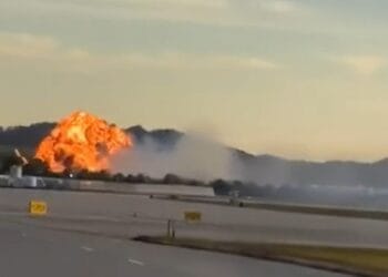 Tragedie aviatică! Un avion s-a prăbuşit la scurt timp după decolare. Cel puţin 7 morţi şi 11 răniţi