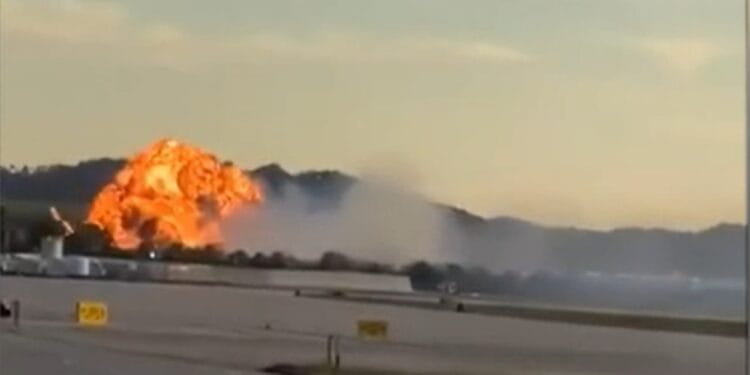 Tragedie aviatică! Un avion s-a prăbuşit la scurt timp după decolare. Cel puţin 7 morţi şi 11 răniţi