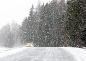 Primele ninsori din noiembrie ar putea coborî în zonele joase. ANM: Temperaturile rămân ușor peste normalul climatologic