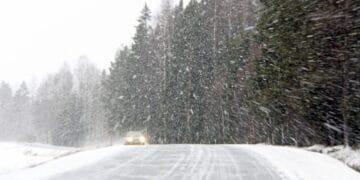 Primele ninsori din noiembrie ar putea coborî în zonele joase. ANM: Temperaturile rămân ușor peste normalul climatologic