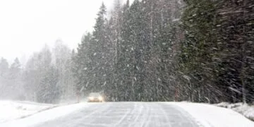 Primele ninsori din noiembrie ar putea coborî în zonele joase. ANM: Temperaturile rămân ușor peste normalul climatologic