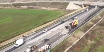 TIR răsturnat! Trafic blocat ore întregi după ce încărcătura s-a împrăștiat pe carosabil