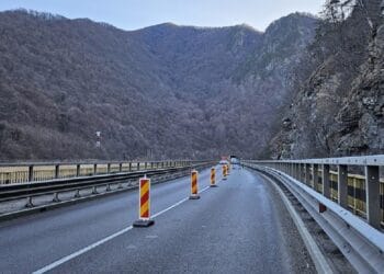 Un drum foarte tranzitat rămâne închis până miercuri dimineață. Trafic deviat și pericol major după scăpări de gaz la o autocisternă cu GPL