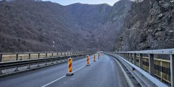 Un drum foarte tranzitat rămâne închis până miercuri dimineață. Trafic deviat și pericol major după scăpări de gaz la o autocisternă cu GPL
