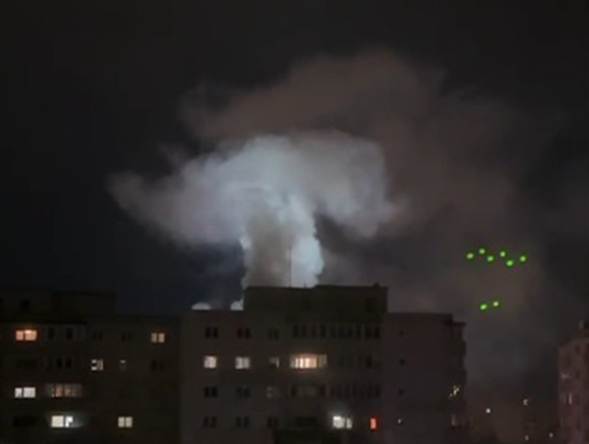 Incendiu într-un bloc! Apartament cuprins de flăcări la etajul 8, un bărbat rănit