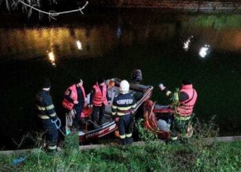 Bărbat scos din râu după două ore de căutări! Găsit inconștient și transportat de urgență la spital!