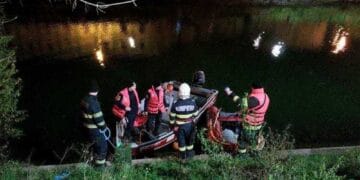 Bărbat scos din râu după două ore de căutări! Găsit inconștient și transportat de urgență la spital!