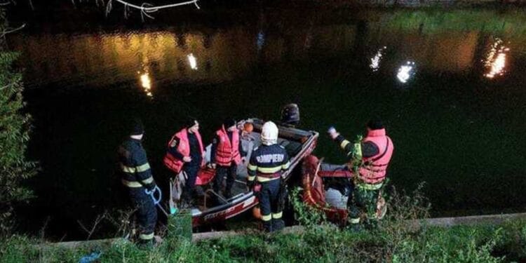 Bărbat scos din râu după două ore de căutări! Găsit inconștient și transportat de urgență la spital!
