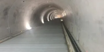 Final de etapă la tunelul Curtea de Argeș! Betonul rutier turnat cu utilaje speciale din Germania