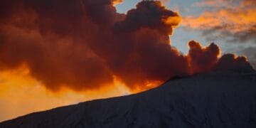 Etna revine în activitate: vulcanul aruncă lavă și cenușă peste regiune!