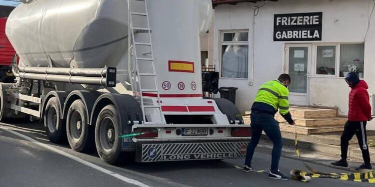 Tragedie! Femeie lovită mortal de un camion, după ce ar fi încercat să traverseze prin loc nepermis! 