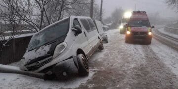 Microbuz de curse internaționale ieșit în decor! Un bărbat a fost rănit! A fost transportat la spital! 