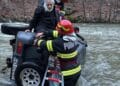Preot și măicuță salvați după ce mașina lor a căzut în râu!