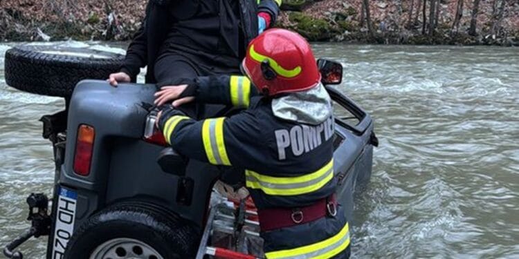 Preot și măicuță salvați după ce mașina lor a căzut în râu!