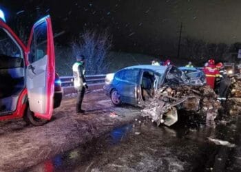 Accident grav! Trei persoane încarcerate, una inconştientă!