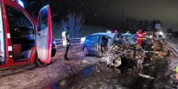 Accident grav! Trei persoane încarcerate, una inconştientă!