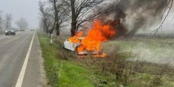 Un tânăr de 19 ani, a ars de viu în mașină după ce s-a încolăcit cu autoturismul după un copac de pe marginea drumului