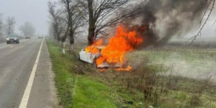 Un tânăr de 19 ani, a ars de viu în mașină după ce s-a încolăcit cu autoturismul după un copac de pe marginea drumului