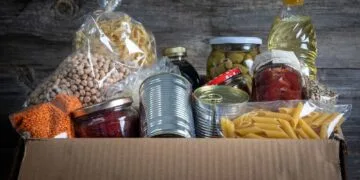 România ar putea reduce risipa alimentară! Comercianții propun separarea datei de vânzare de cea de consum!