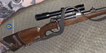 Arme şi articole pirotehnice deţinute ilegal, găsite în urma unor percheziţii! Un tânăr a fost reţinut