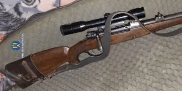 Arme şi articole pirotehnice deţinute ilegal, găsite în urma unor percheziţii! Un tânăr a fost reţinut