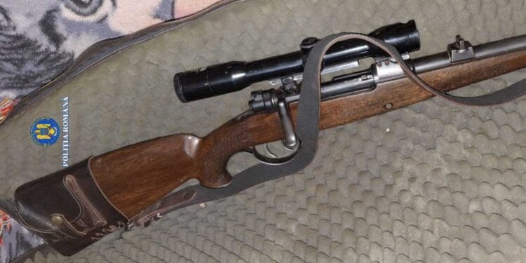 Arme şi articole pirotehnice deţinute ilegal, găsite în urma unor percheziţii! Un tânăr a fost reţinut