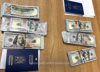 60.000 de dolari ascunși în încălțămintea a două femei. Banii descoperiți au fost confiscați!