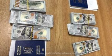 60.000 de dolari ascunși în încălțămintea a două femei. Banii descoperiți au fost confiscați!