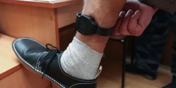 Bărbat monitorizat electronic, reţinut după încălcări repetate şi noi ameninţări la adresa fostei concubine