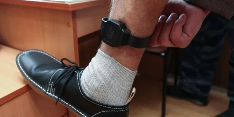 Bărbat monitorizat electronic, reţinut după încălcări repetate şi noi ameninţări la adresa fostei concubine