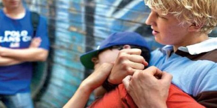 Bătaie între doi adolescenți! Totul s-a întâmplat într-o autogară! Unul dintre protagoniști avea un pumnal!