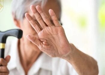 74 de bătrâni găsiţi în condiţii improprii într-o locuinţă! Imobilul ar aparţine directoarei unui cămin închis pentru nereguli