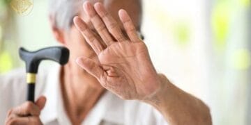 74 de bătrâni găsiţi în condiţii improprii într-o locuinţă! Imobilul ar aparţine directoarei unui cămin închis pentru nereguli