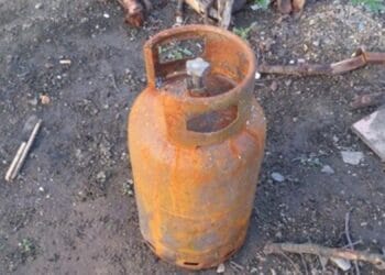 Scenă de groază! Tânăr reținut după ce a incendiat o butelie din gelozie, cu trei copii în casă!