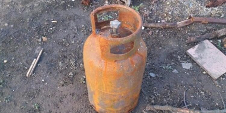 Scenă de groază! Tânăr reținut după ce a incendiat o butelie din gelozie, cu trei copii în casă!