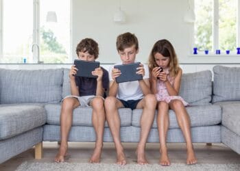 Psiholog: Accesul necontrolat la rețelele sociale distruge sănătatea mintală a copiilor