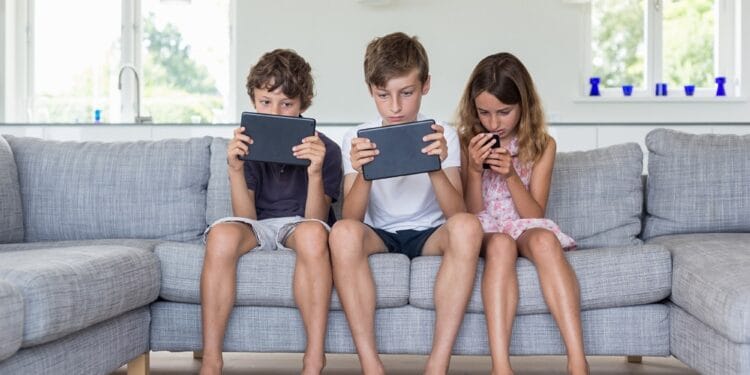 Psiholog: Accesul necontrolat la rețelele sociale distruge sănătatea mintală a copiilor