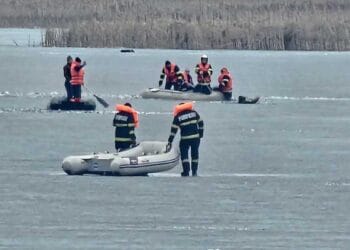 Tragedie de Crăciun! Doi copii colindători s-ar fi înecat după ce gheața unui lac pe care-l traversau, s-a rupt!