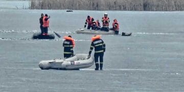 Tragedie de Crăciun! Doi copii colindători s-ar fi înecat după ce gheața unui lac pe care-l traversau, s-a rupt!