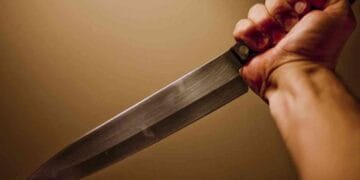 Crimă în familie! Tânăr de 26 de ani, acuzat că și-a ucis tatăl cu 18 lovituri de cuțit!