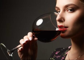 Un pahar de vin sau bere pe zi ar putea proteja creierul! Studiu amplu despre riscul de demență